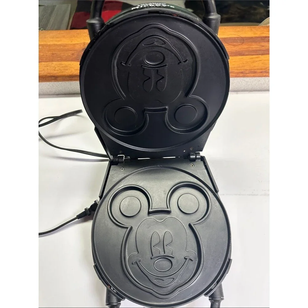 VillaWare Mickey's Single Waffler, Chrome Breakfast Waffle Maker Cosmetic Damage